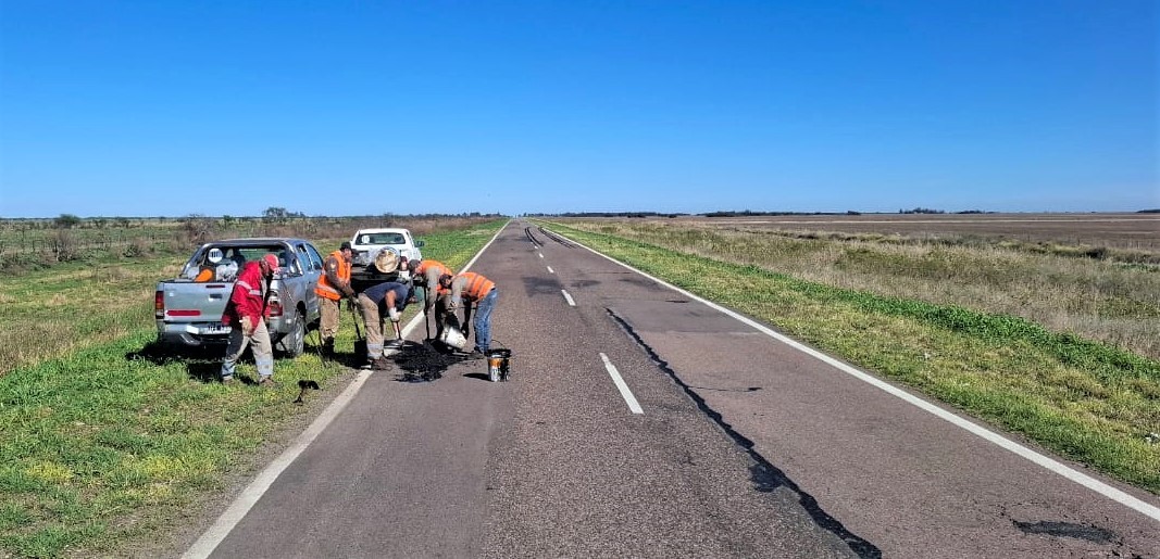Vialidad bachea la Ruta 98, entre Vera y Tostado | INFO VERA