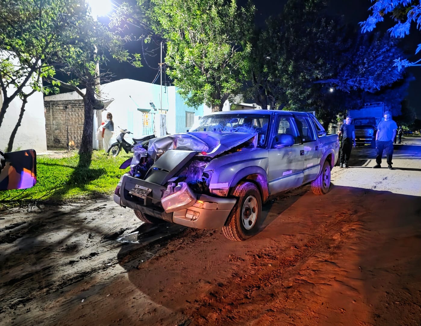 Buscan al conductor de una camioneta que chocó dos vehículos y huyó a ...
