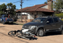 Una mujer resultó con lesiones tras chocar en moto con una camioneta