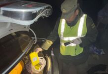 Llevaban dos cadetes de policía “a dedo” y cayeron con más de 3 kilos de cocaína en San Justo