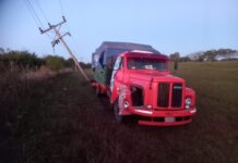 Arroyo Ceibal: un camión despistó en la Ruta Nacional 11 y chocó contra un poste de luz